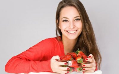 Tips Memutihkan Gigi dengan Buah Strawberry
